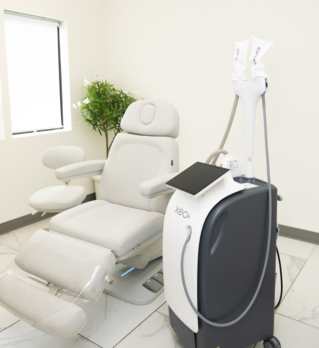 A treatment room at Clinique La Roya with a treatment chair and a medical device