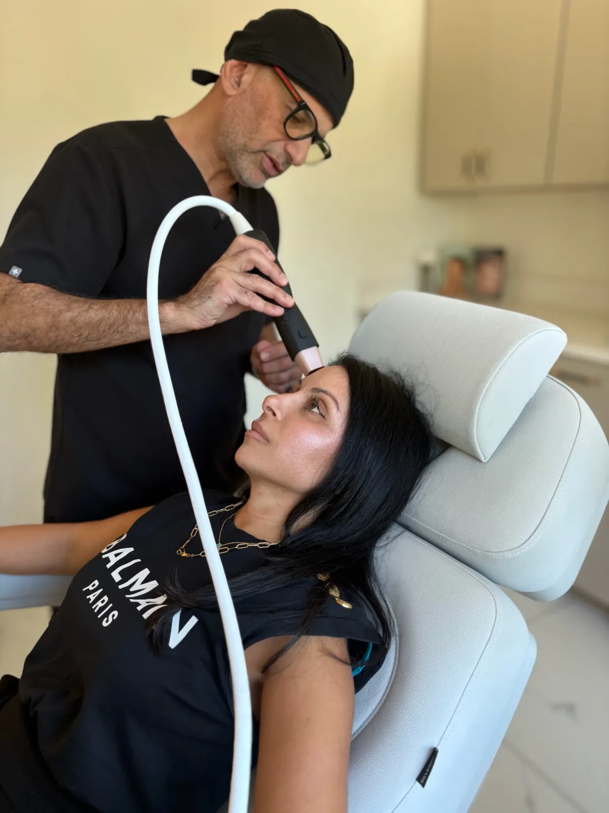 Dr. Nawar Al-Obaidi treating a patient’s face with a radiofrequency handpiece at Clinique La Roya